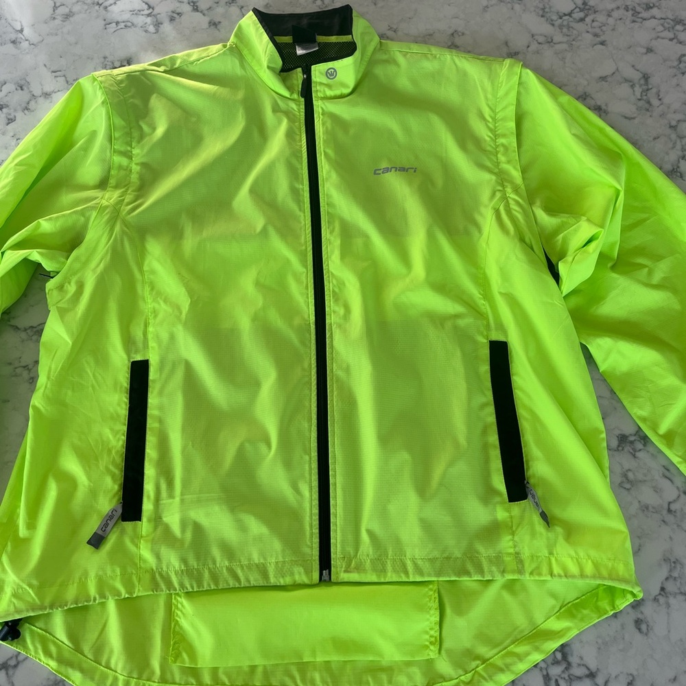 High visibility biking wind breaker. Canari, with removable sleeves